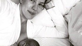 Liv Tyler při kojení v roce 2016