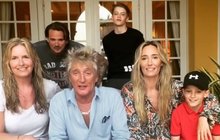 Rod Stewart na dovolené: Koulí to s manželkou