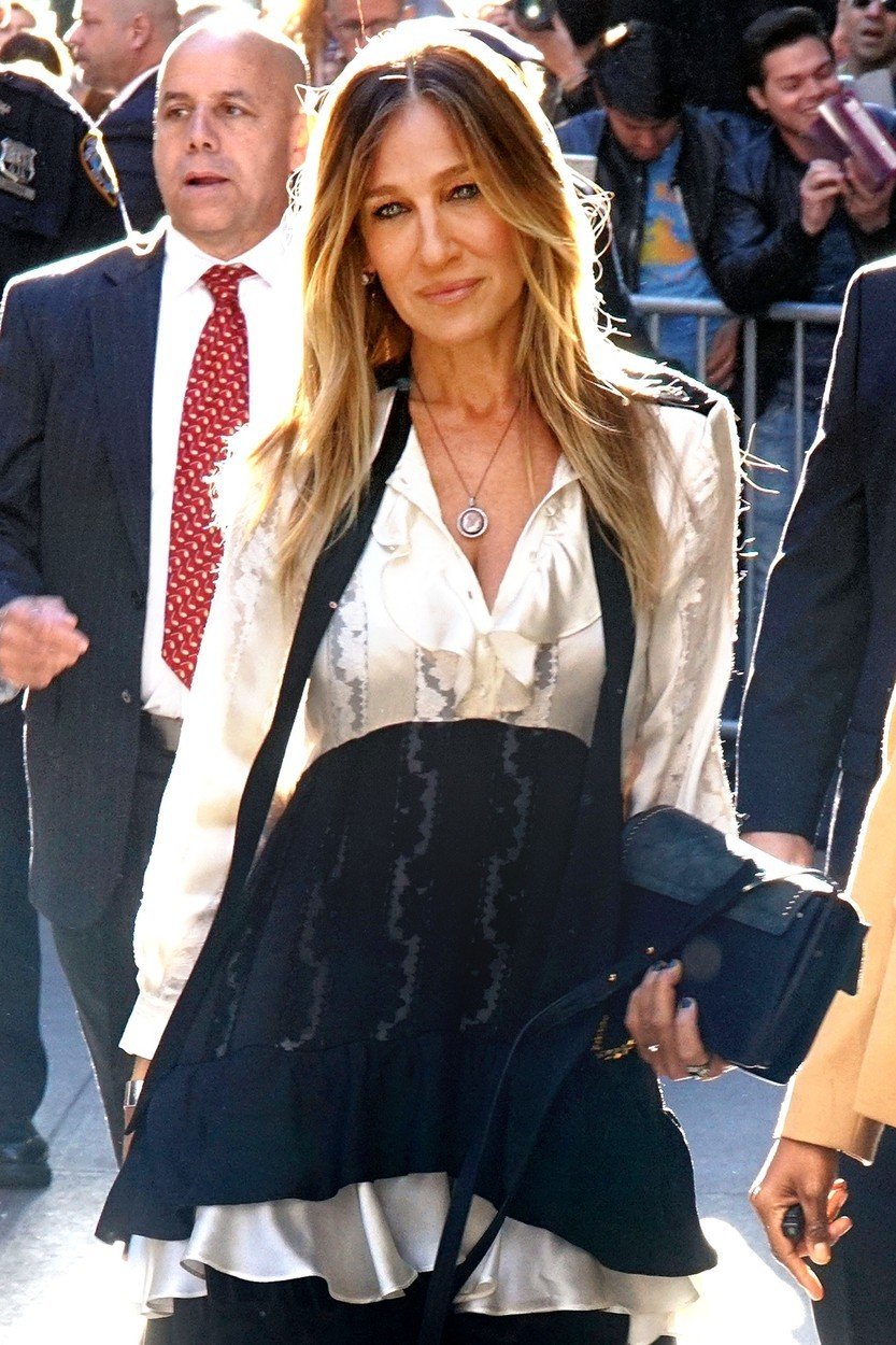 Sarah Jessica Parker volí volánky a objemné rukávy vzhledem k subtilnímu vršku.