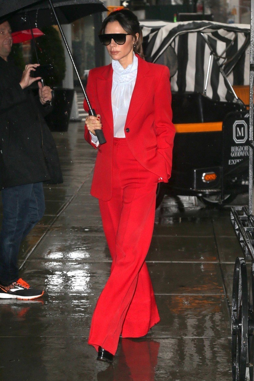 Victoria Beckham sází na volné střihy kalhot spolu s oversized saky vzhledem k přílišné štíhlosti.