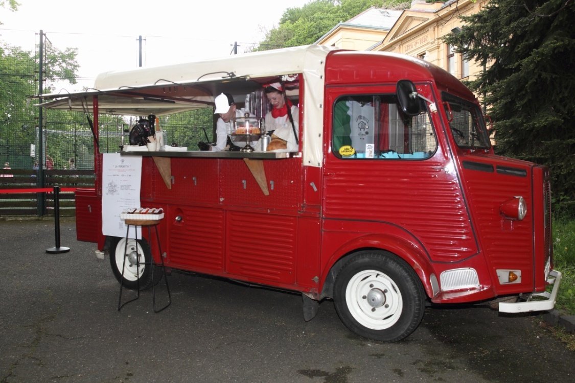 Na otvíračce food trucku La Porchetta pod Petřínem bylo veselo