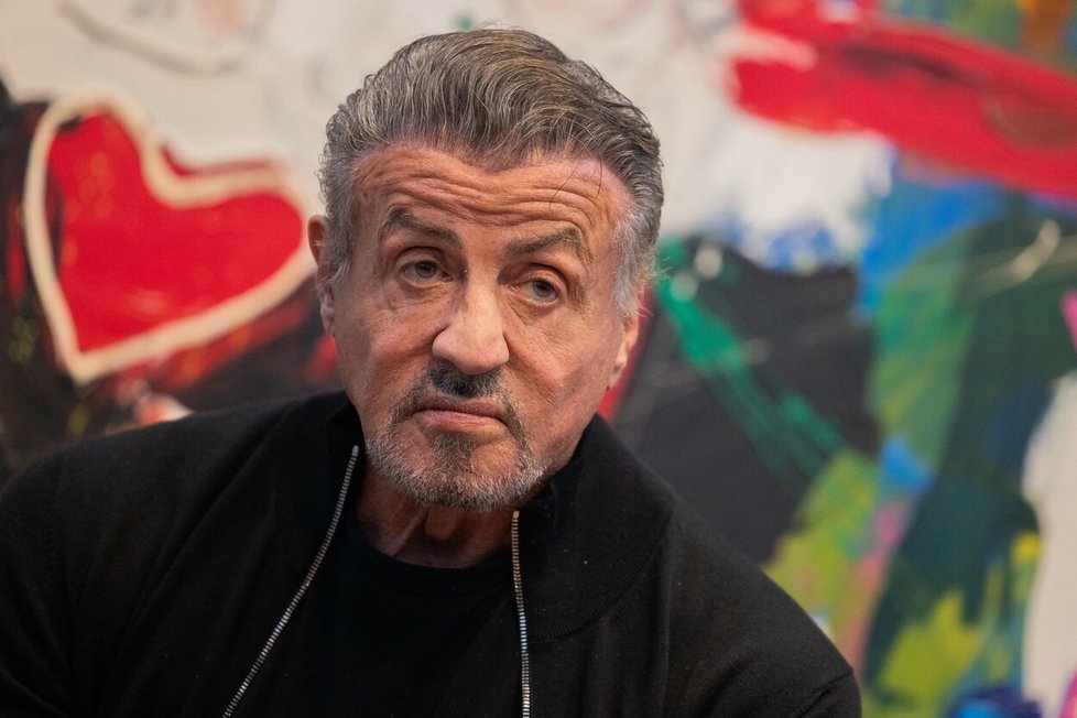 Sylvester Stallone také vyměnil štětec za samopal a boxerské rukavice