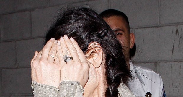 Maskované celebrity: Demi Moore se kryla dlaněmi.