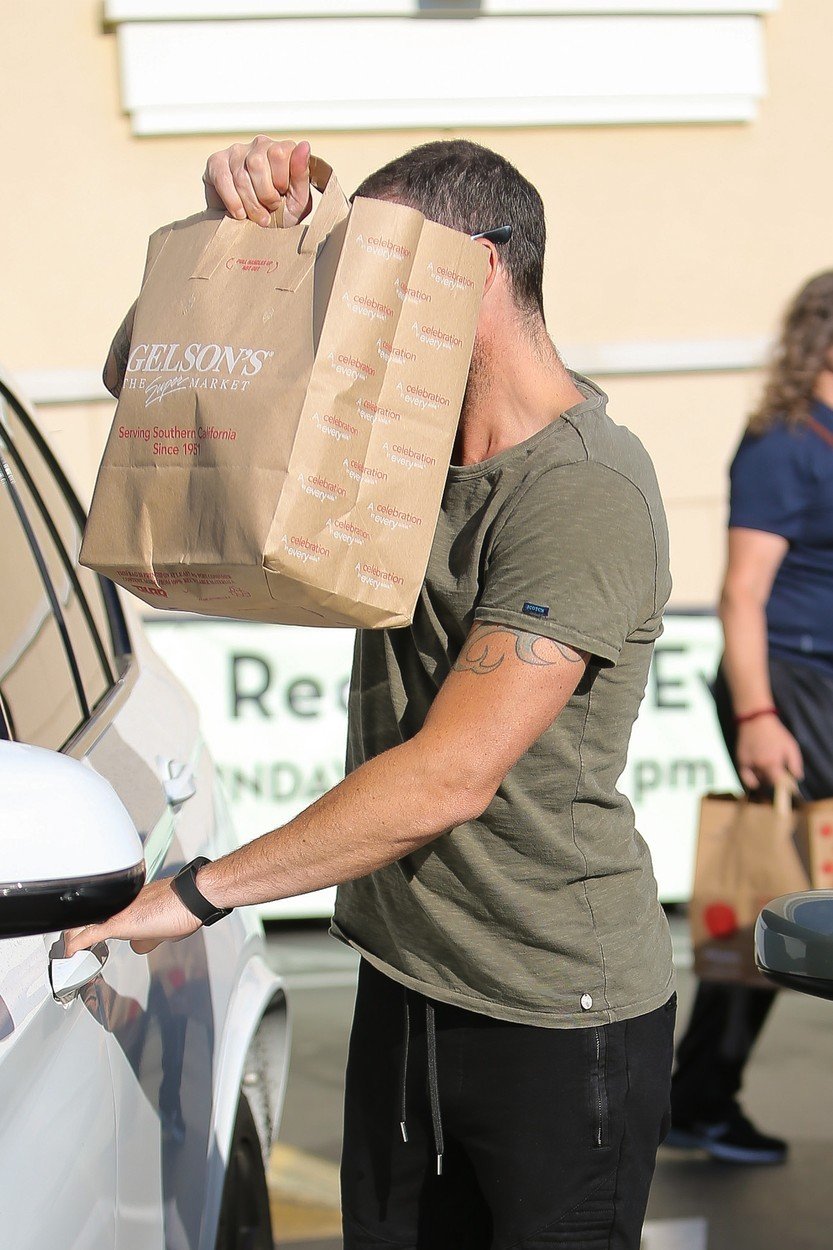 Maskované celebrity: Brian Austin Green se kryl nákupní taškou.