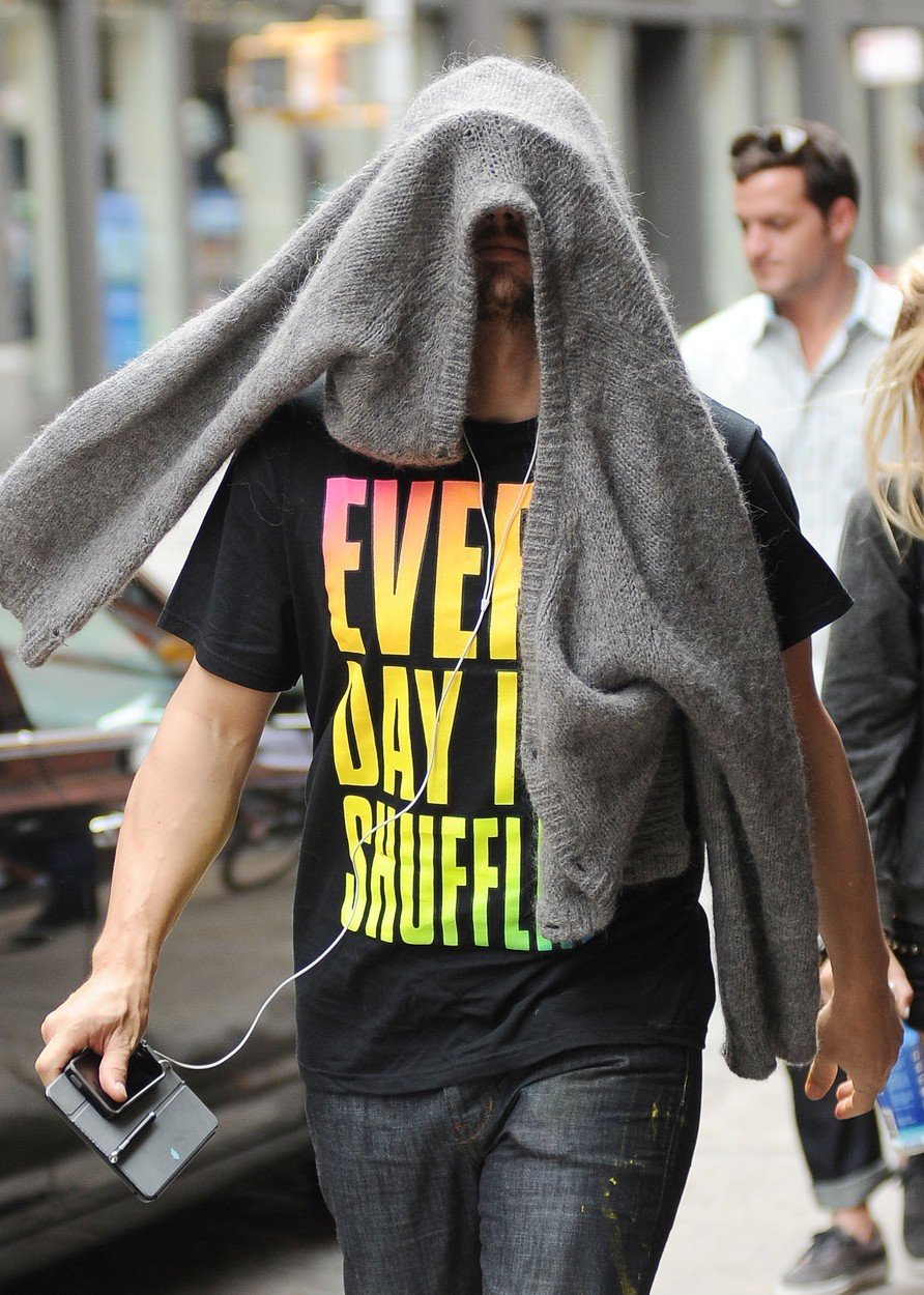Maskované celebrity: James Franco si přes hlavu přehodil svetr.