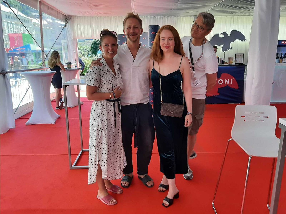   Focení patří k nedílné součásti filmového festivalu. I novináři si rádi udělají fotku s Alenou Dolákovou, Tomášem Klusem a Janem Svěrákem