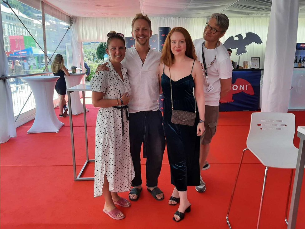 Focení patří k filmovému festivalu. I novináři si rádi udělají fotku s Alenou Dolákovou, Tomášem Klusem a Janem Svěrákem