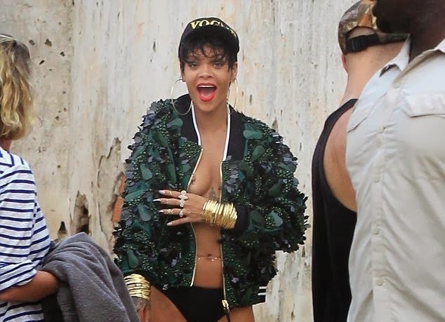 Rihanna ukázala fanouškům svůdné křivky.