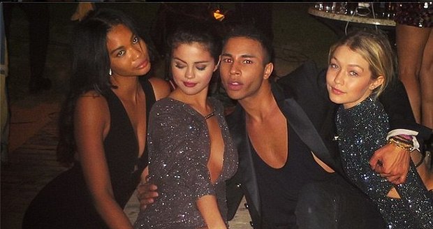 Selena Gomez v obklopení přátel.