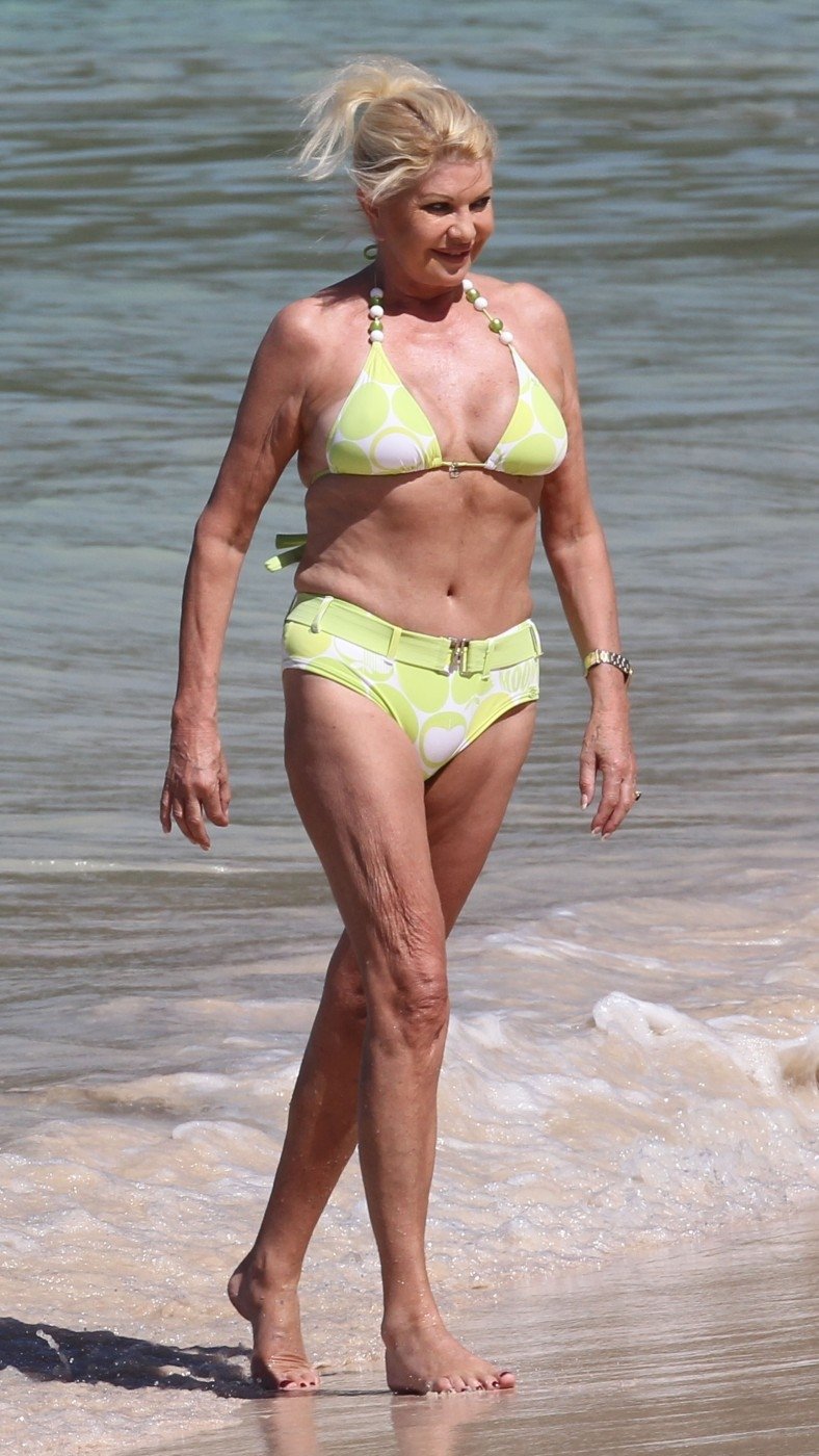 Ivana Trump (63) se ze záhadných důvodů do plavek svléká často a ráda