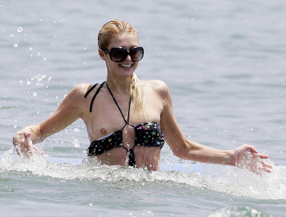 Paris Hilton (31) je odhalováním známá, tenhle snímek je z Malibu z roku 2007