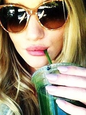 Zelené smoothie chutná i Rosie Huntington-Whiteley