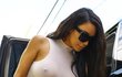 Kim Kardashian se nestydí ukázat prsa.