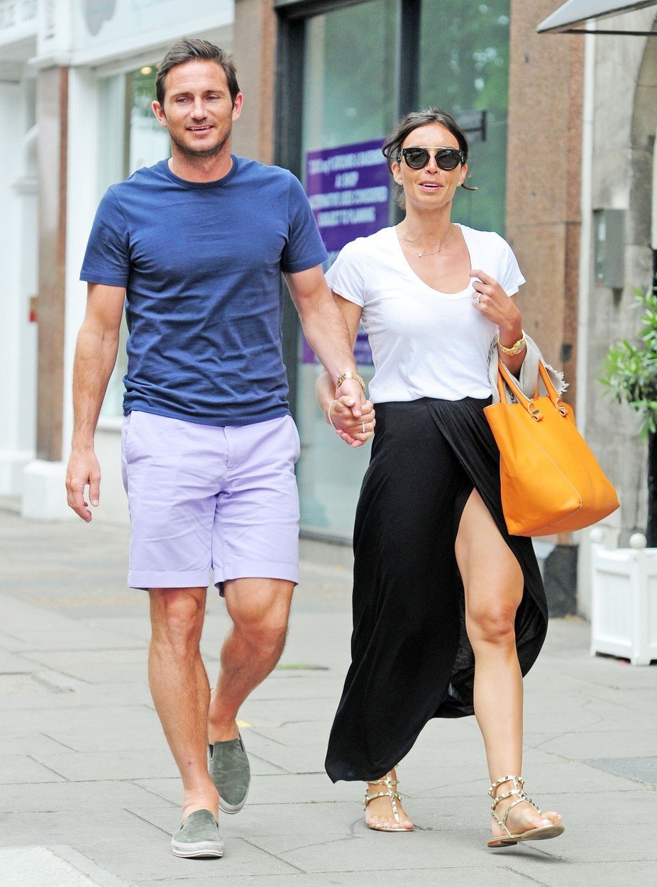 Snoubenci Christine Bleakley a fotbalista Frank Lampard. Lampard si svou nastávající hrdě vede ulicemi, tu od trapasu dělí jen několik centimetrů.