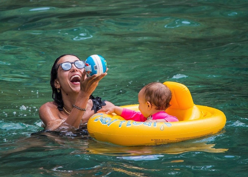 Italská moderátorka a herečka Caterina Balivo si užívá na Capri s dětmi