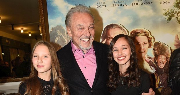 Karel Gott s dcerami Nelly a Charlotte na premiéře pohádky Když draka bolí hlava