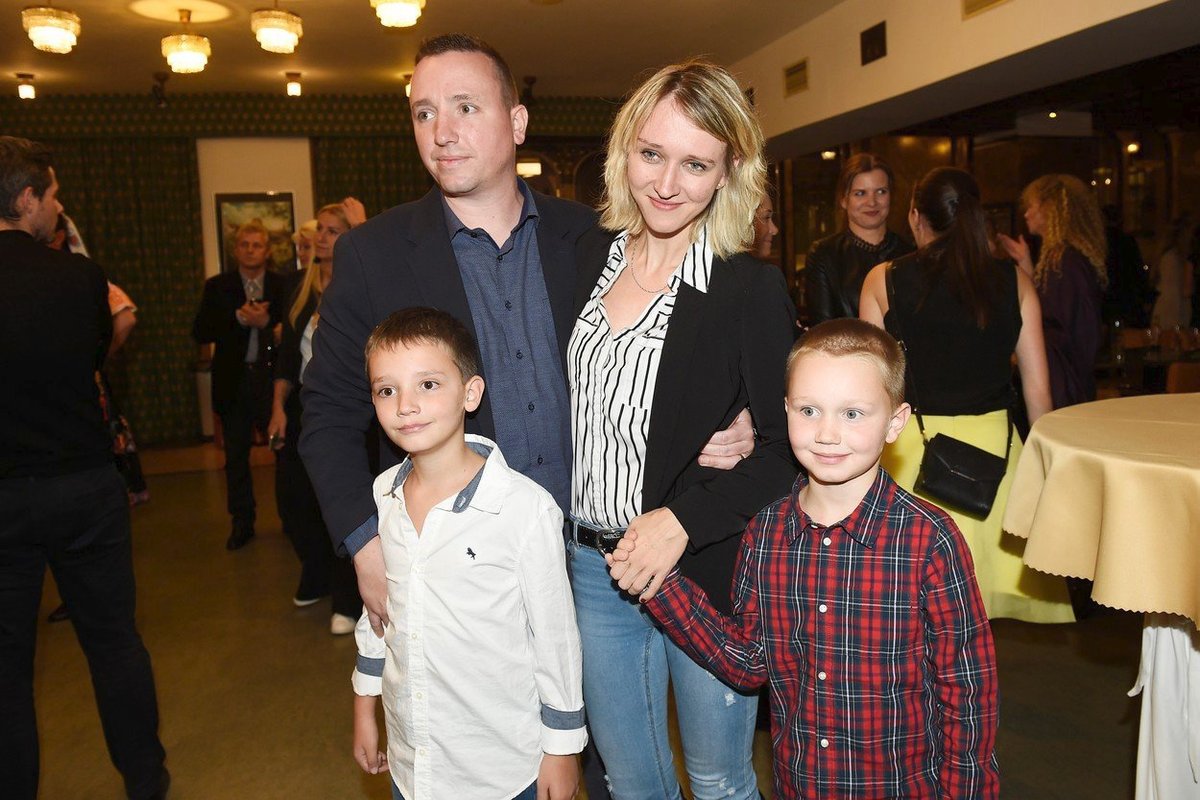 Dcera Karla Gotta Lucie Kovaříková s manželem a dětmi na premiéře pohádky Když draka bolí hlava