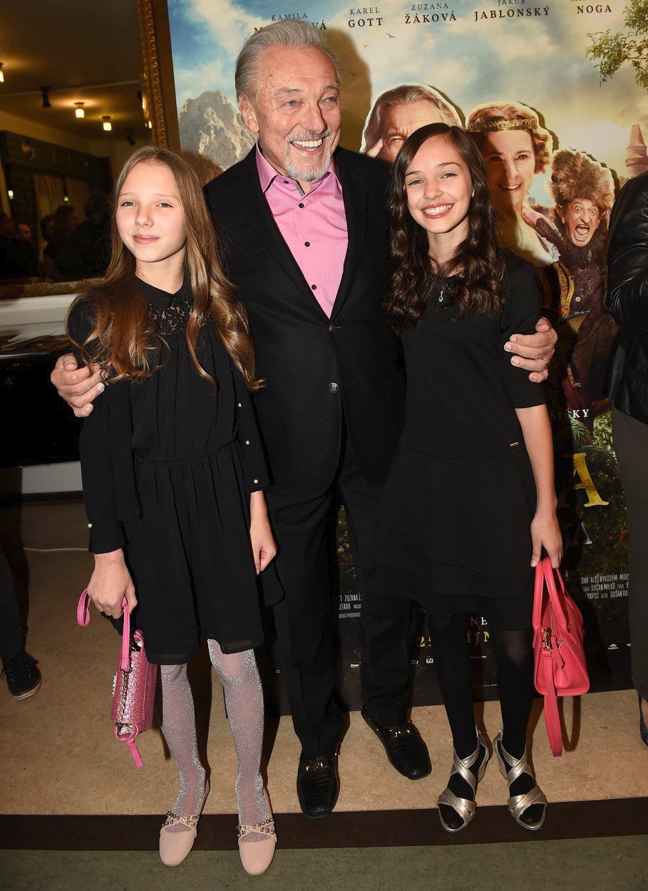 Karel Gott s dcerami Nelly a Charlotte na premiéře pohádky Když draka bolí hlava