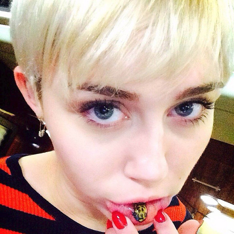 Miley Cyrus se toho nebojí. Její tělo je zdobené mnoha obrázky, jak barevnými, tak černými. Tohle je ovšem asi jedno z těch nejhorších. Smutná kočička, kterou má vytetovanou na vnitřní části rtu, vypadá spíše jako obří omyl.