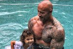 Oblíbenec Dwayne Johnson je naopak jeden z těch, kteří přemýšlí. Jeho tetování sice zabírá hodně místa, ale krásně se hodí k sexy svalnatému tělu, které Dwayne vlastní!!