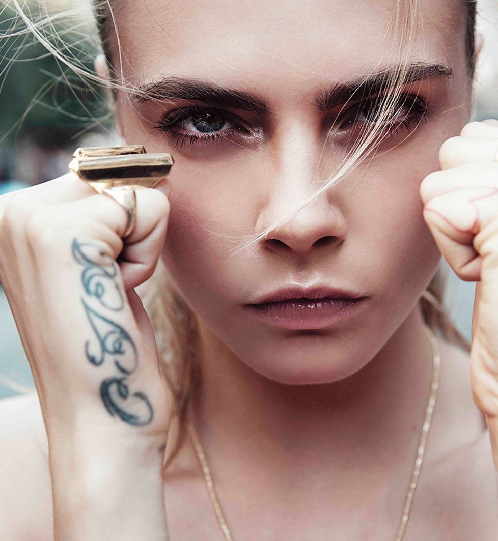 Cara Delevingne má vytetované své iniciály.