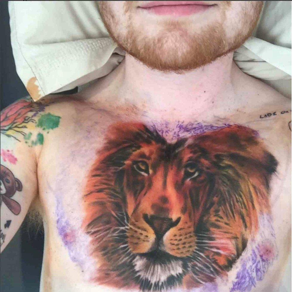 Zpěvák Ed Sheeran má na hrudníku tohoto, ne moc decentního, lva.