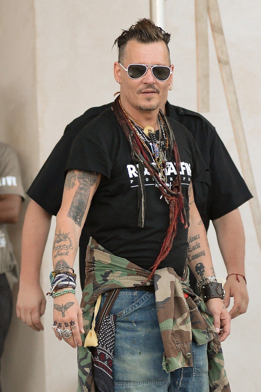 Johnny Depp šlápnul vedle. Po rozchodu se svou partnerkou si musel nechat předělat tetování na článcích prstů.