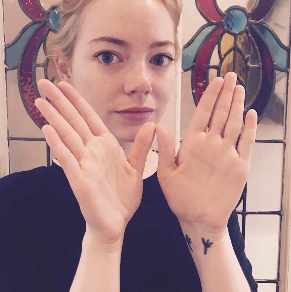 Emma Stone vsadila spíše na drobnější motivy, které jsou velmi jemné a roztomilé.