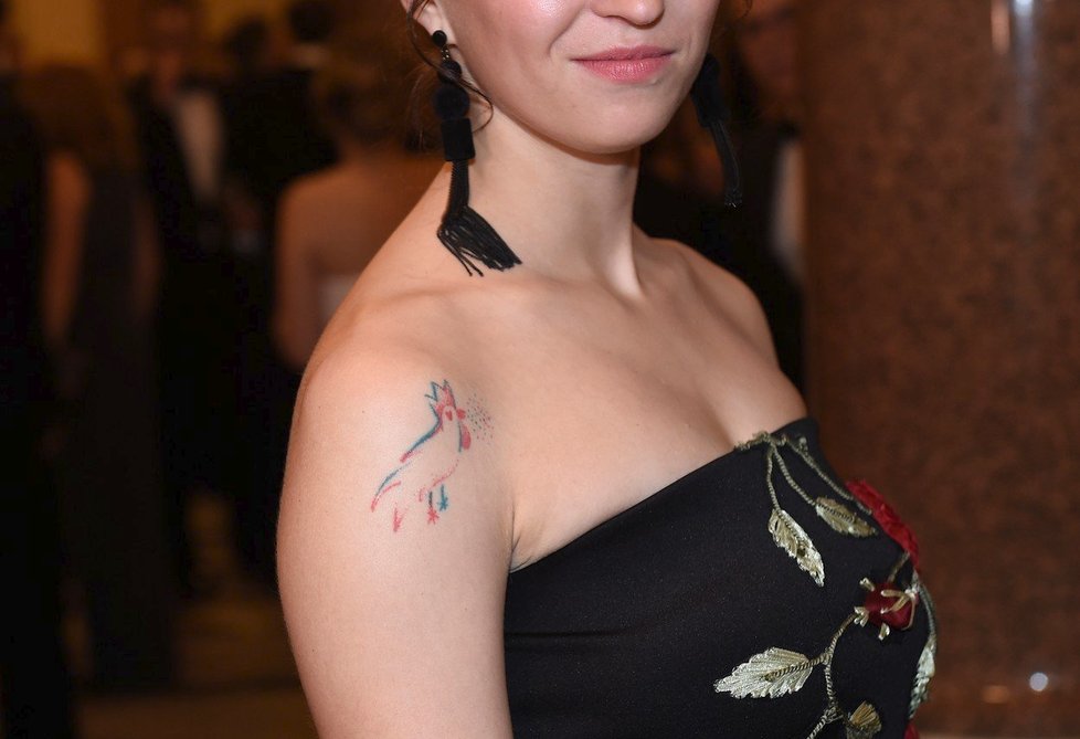 Berenika Kohoutová odhalila v šatech svá rozotmilá tetování. Na rameni má barevného kohouta, který očividně symbolizuje její příjmení.