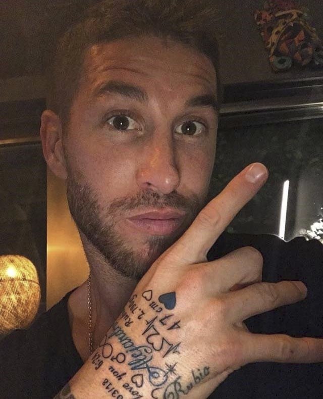 Fotbalista Sergio Ramos má na ruce vytetovanou míru a porodní váhu svého potomka.