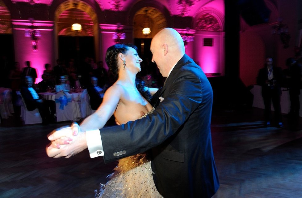 Bradavka vykoukla při tanci na plesu Prahy v Žofíně.