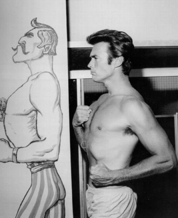 Americký herec, režisér a producent Clint Eastwood (83) v dobách, kde se mu jeho tělo zcela jistě líbilo.