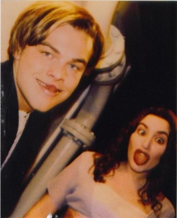 Americký herec Leonardo DiCaprio (38) a jeho anglická kolegyně Kate Winsletová (38) dovádějí při natáčení filmu Titanic (1997).