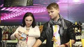 Kamila Nývltová a Pepa Vágner se pustili do vánočního drinku.