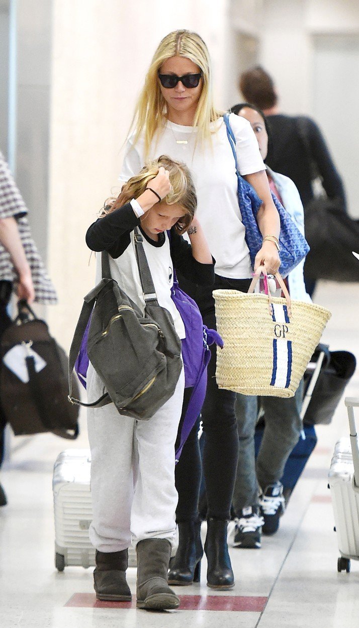 Gwyneth Paltrow se slaměnou kabelkou s iniciálami.