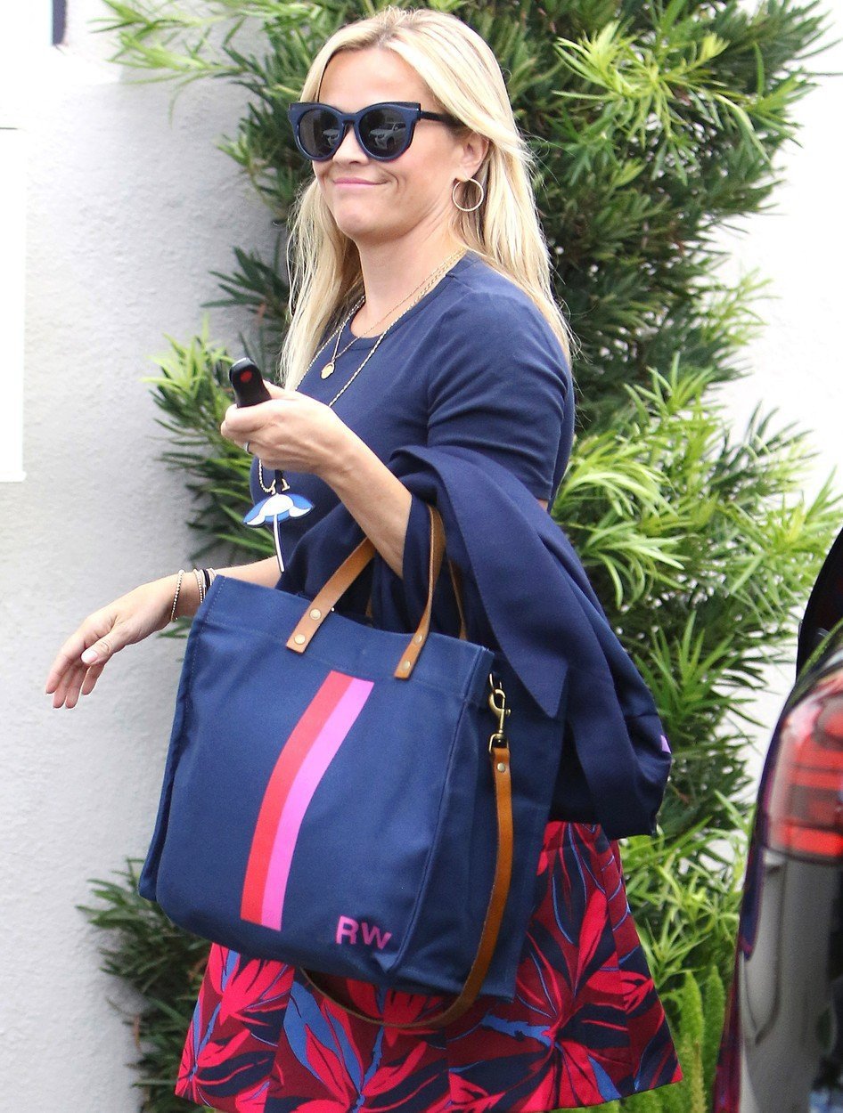 Reese Witherspoon má nejčastěji iniciály na svých kabelkách.