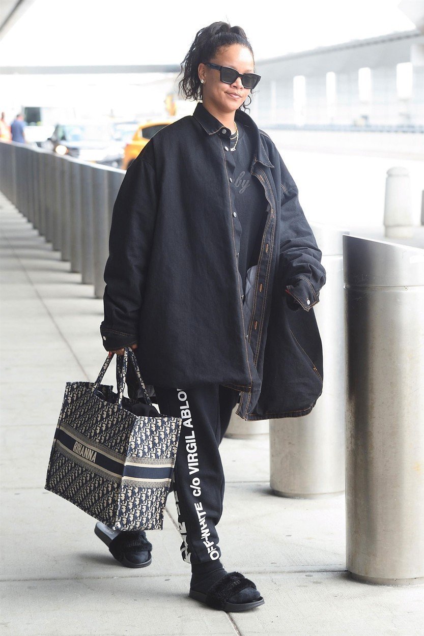 Stejnou kabelku, ale s vlastním jménem má i Rihanna.