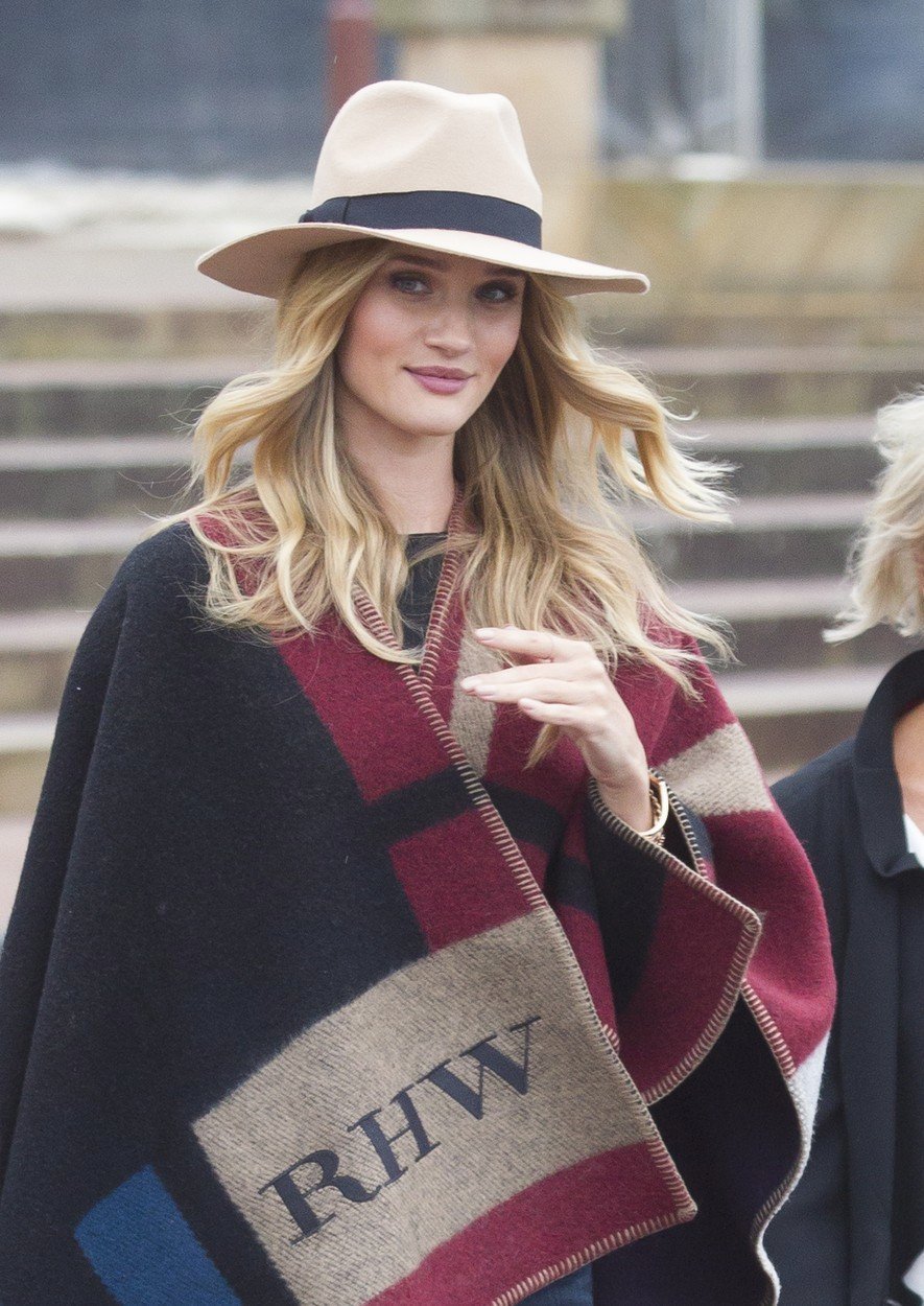 Rosie Huntington-Whiteley si pončo také zamilovala.