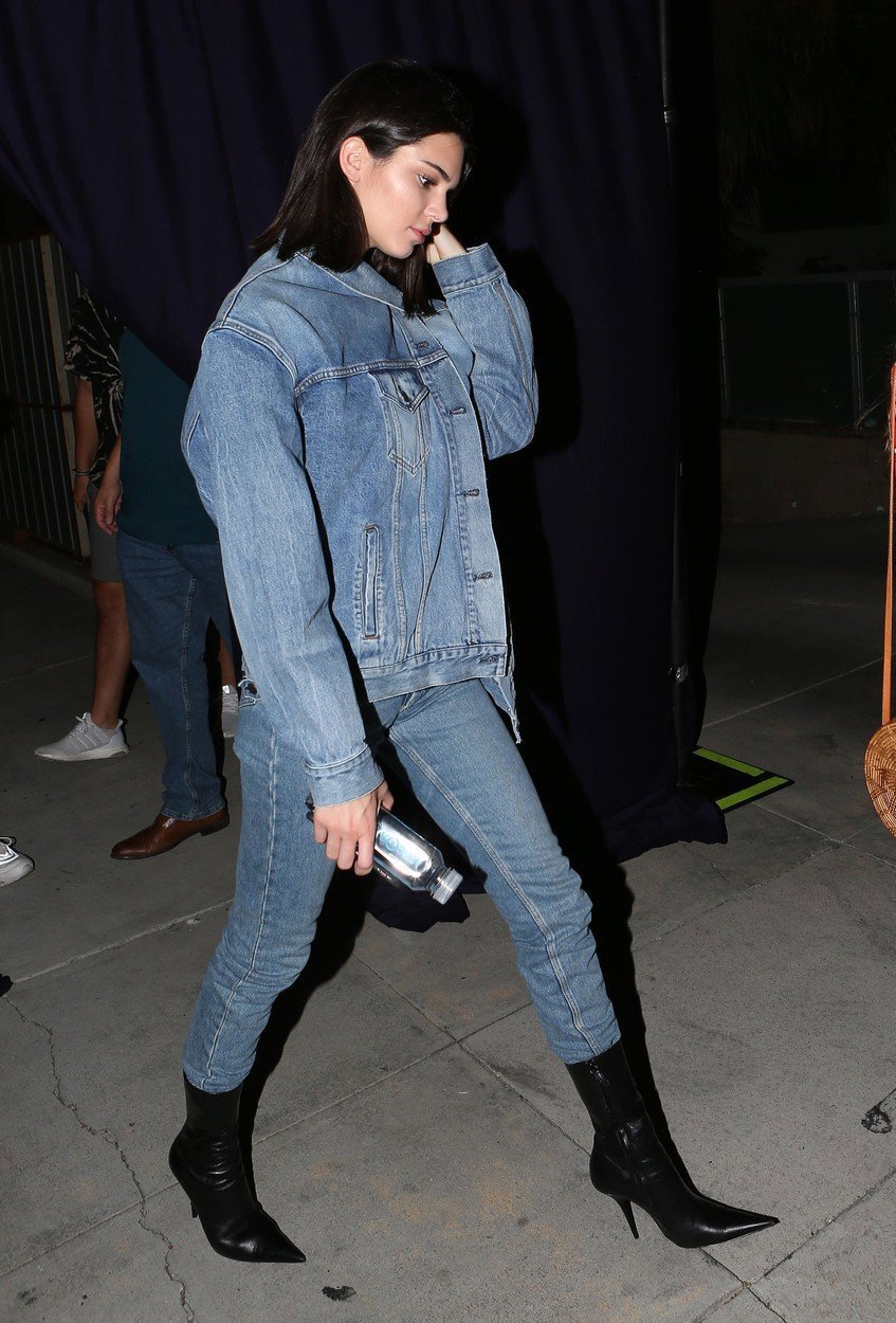 Kendall Jenner boty doplnila k džínovině.