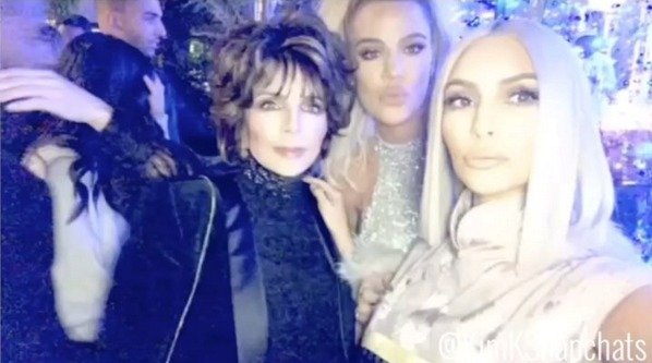 Rodina Kardashian pořádala velkou vánoční párty. Na fotografii najdete matku Kris, Khloe a Kim.