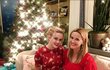 Reese Witherspoon slaví Vánoce se svou rodinou doma.