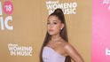153 centimetrů: Ariana Grande 153 centimetrů: Ariana Grande