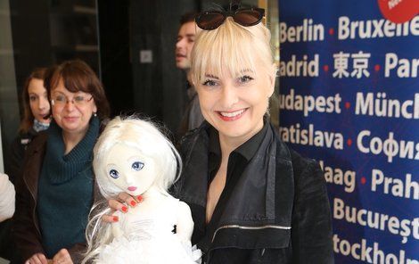 Bára svatební šaty, ne ty pro panenku, ale svoje nové, pustila dál. Bára svatební šaty, ne ty pro panenku, ale svoje nové, pustila dál.