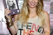 Hilary Duff je všestranně nadaná - zpívá, hraje a dokonce už je i spisovatelkou. Její kniha &#34;Elixir&#34; bude mít jistě úspěch. Podpisy rozdávala na autogramiádě při uvedení knihy na brazilský trh v Rio de Janeriu.