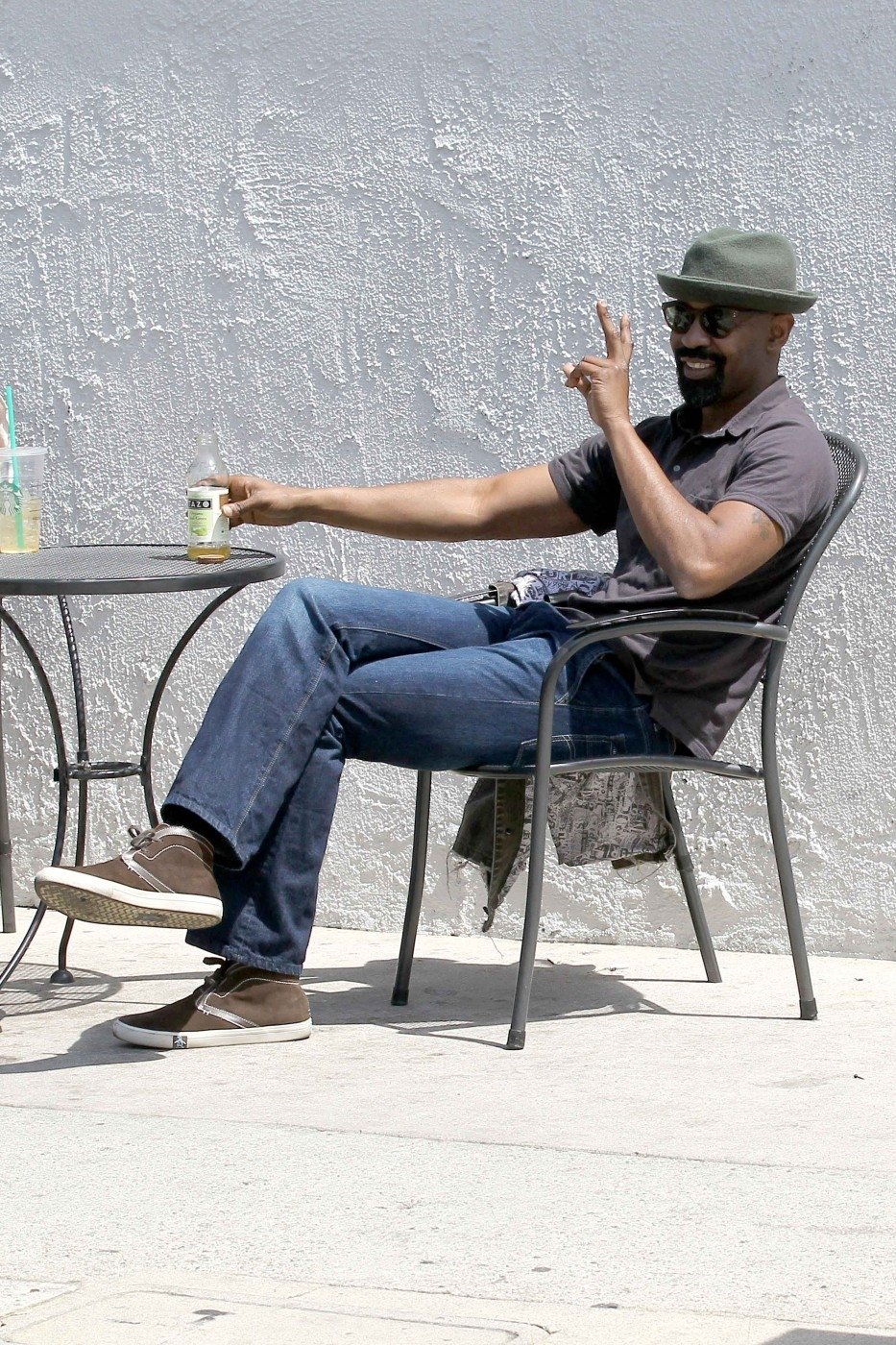 Filmová hvězda Denzel Washington si užíval sluníčko a cigaretu v Pagliacci&#39;s Cafe ve Studio City.