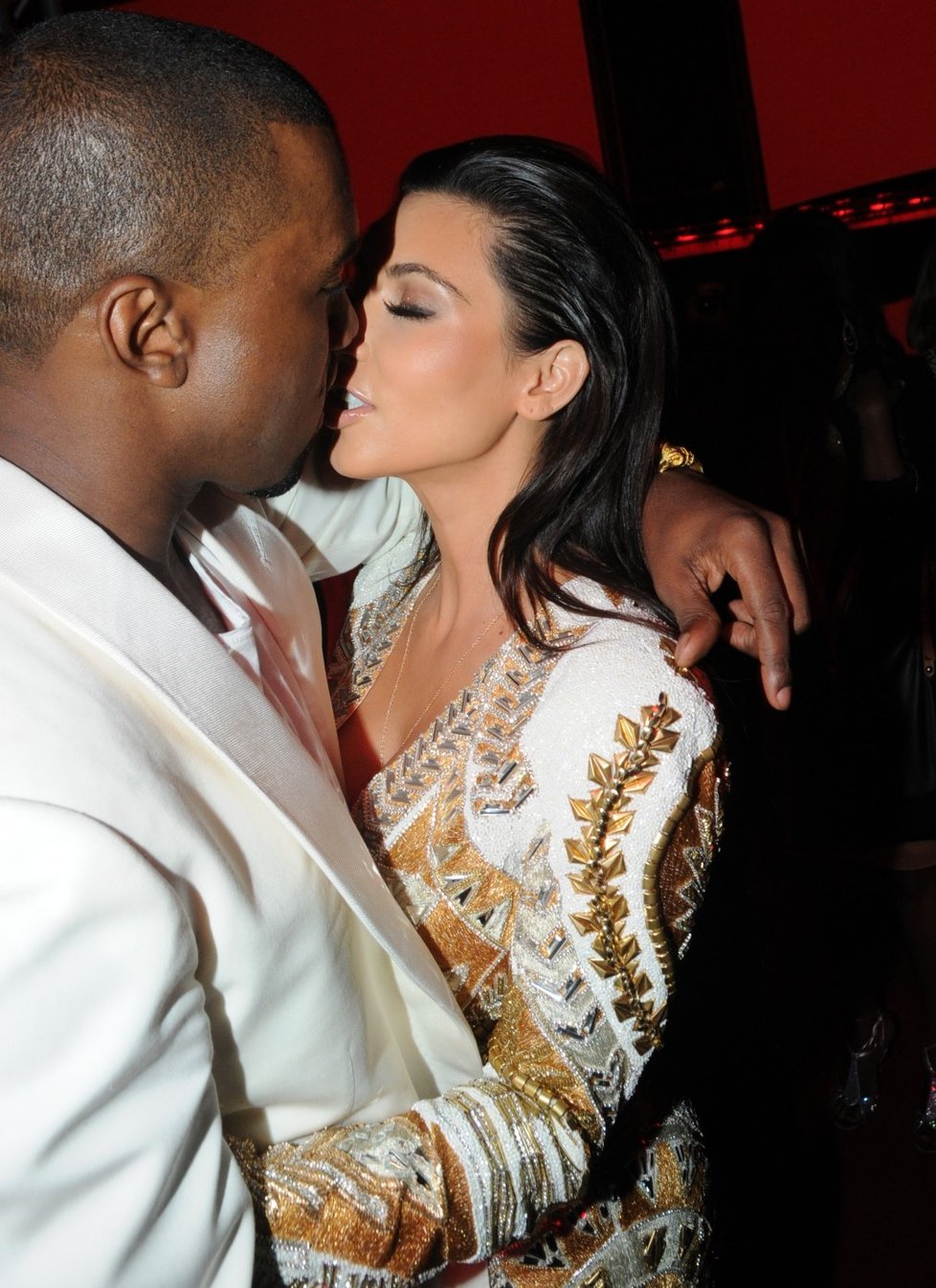 Kim Kardashian a Kanye West si prohodili několik polibků na &#39;Cruel Summer&#39; v Cannes.