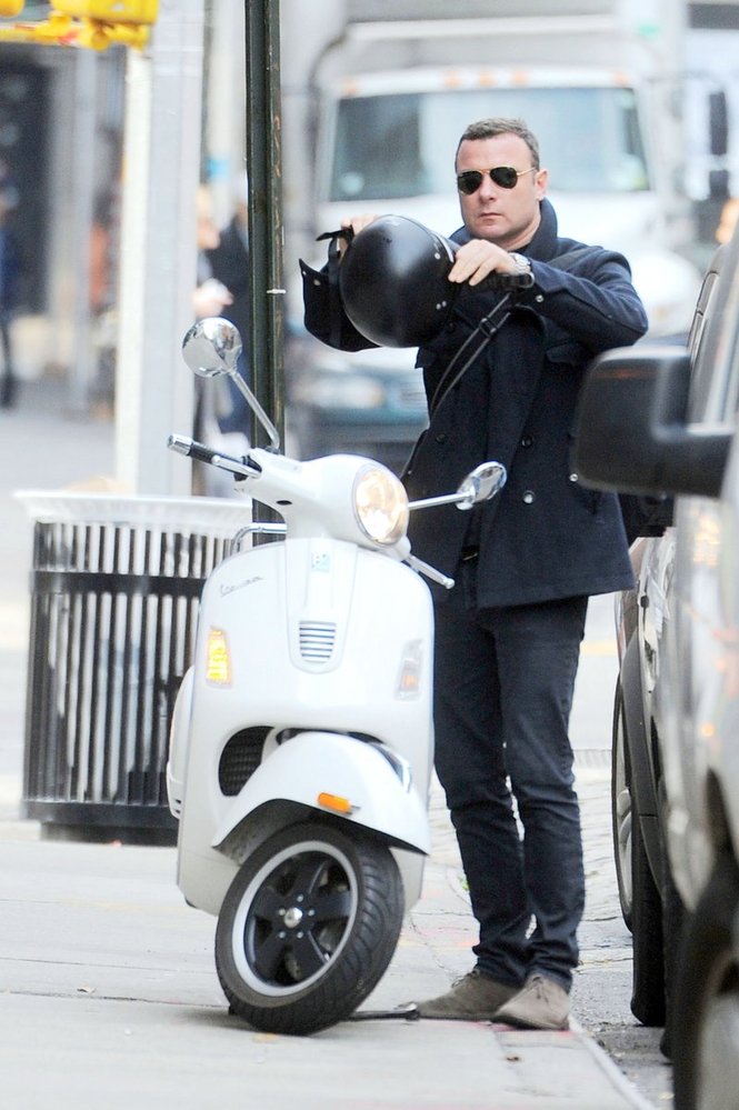 Herec Liev Schreiber vyrazil do ulic New Yorku na svém bílém skútru Vespa.
