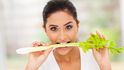 Celer je plný vitaminů skupiny B, prospívá kůži, rostou po něm krásně vlasy a nehty.