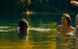 Odvážná scéna ve filmu Bajkeři: Celeste Buckingham a další mladé herečky se koupají bez plavek.