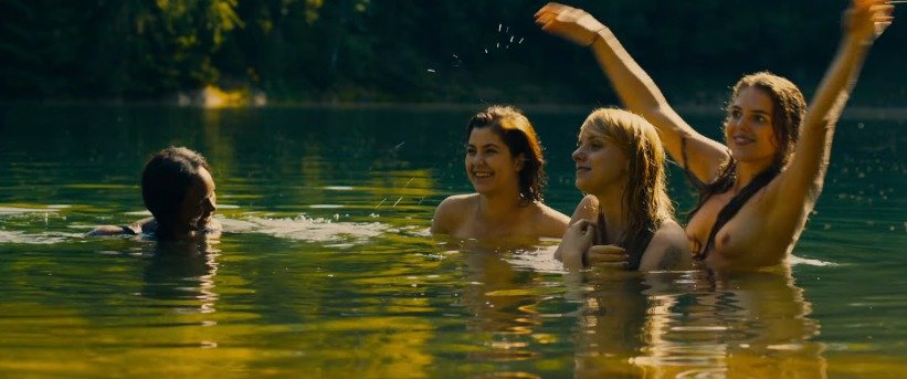 Odvážná scéna ve filmu Bajkeři: Celeste Buckingham a další mladé herečky se koupají bez plavek.